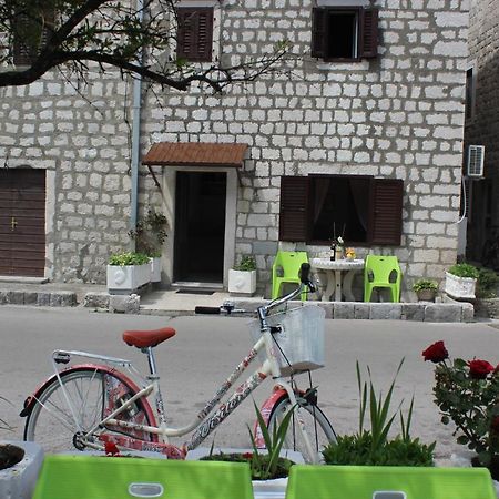 Mare E Montagna Apartment Kotor Bagian luar foto