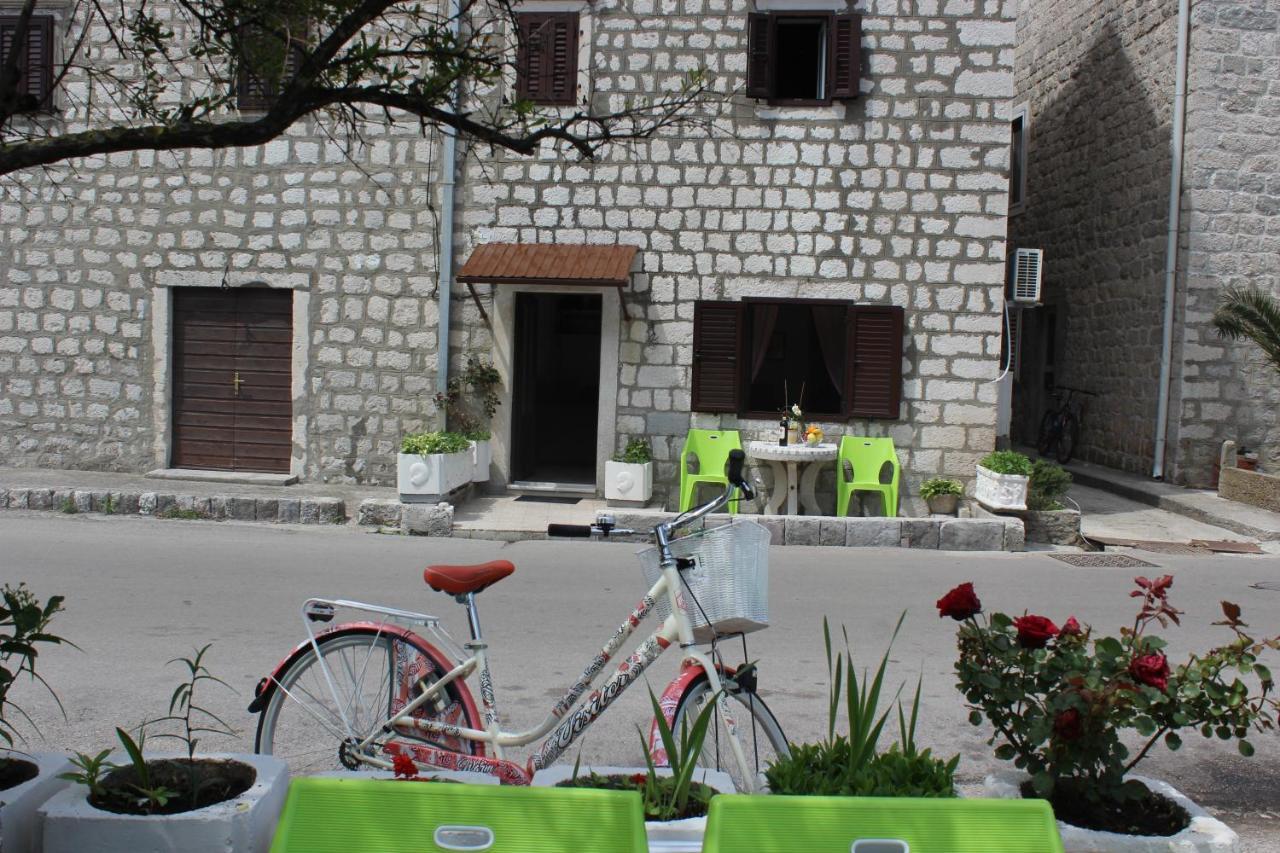 Mare E Montagna Apartment Kotor Bagian luar foto