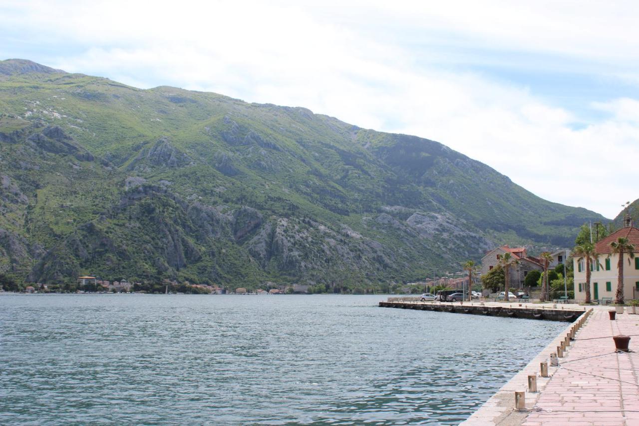 Mare E Montagna Apartment Kotor Bagian luar foto