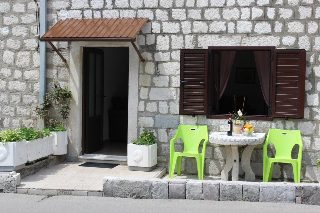 Mare E Montagna Apartment Kotor Bagian luar foto
