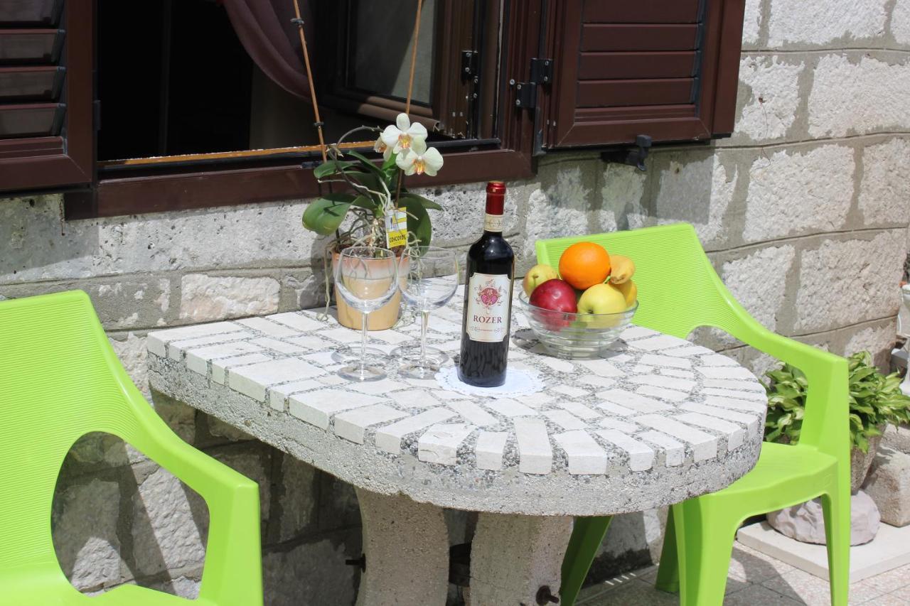 Mare E Montagna Apartment Kotor Bagian luar foto