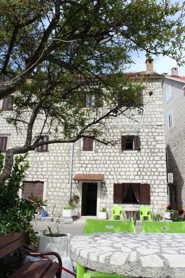 Mare E Montagna Apartment Kotor Bagian luar foto